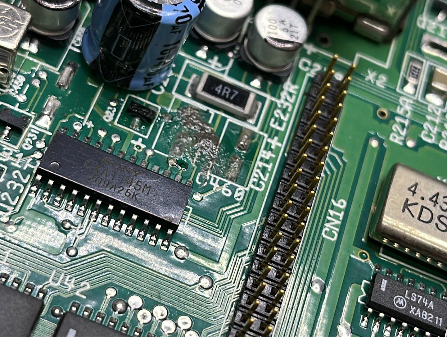 Saldatura nuovi condensatori SMD su Amiga 600